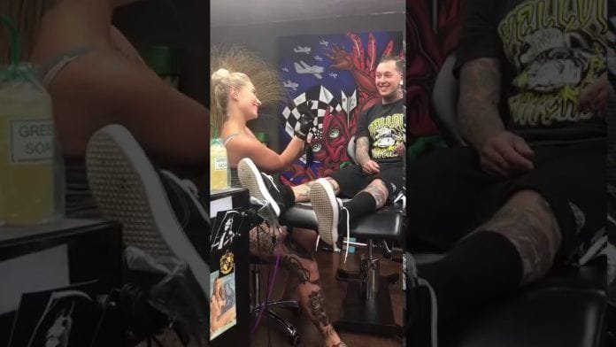 tatuador propone matrimonio original