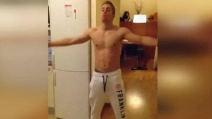 1506533653_172377_1506533948_noticia_fotograma Deulofeu Bailando como un loco