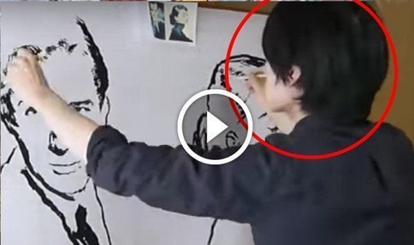 Un artista japonés dibuja dos retratos al mismo tiempo