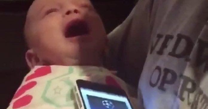 Bebé deja de llorar al escuchar el himno de Champions