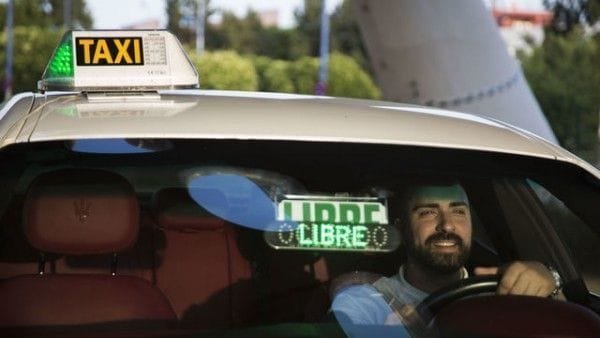 Un Taxista que conduce un  Maserati de  300 CV