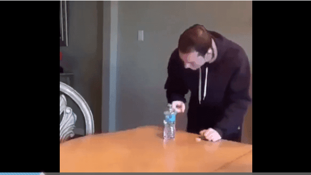 Mira dentro de la botella