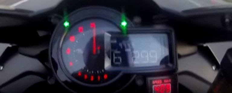Motorista circulando a más de 400 Km/h