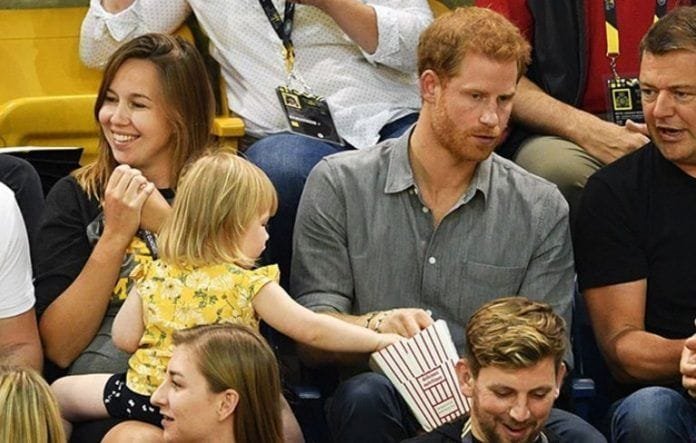 nina-roba-palomitas-a-principe-compressor Niña roba palomitas a un principe