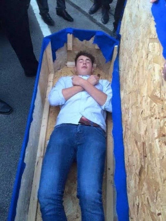 Sus amigos le preparan un funeral cuando consiguió novia