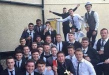 Sus amigos le preparan un funeral cuando consiguió novia ¿Te acuerdas de?