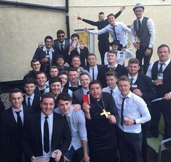 Sus amigos le preparan un funeral cuando consiguió novia