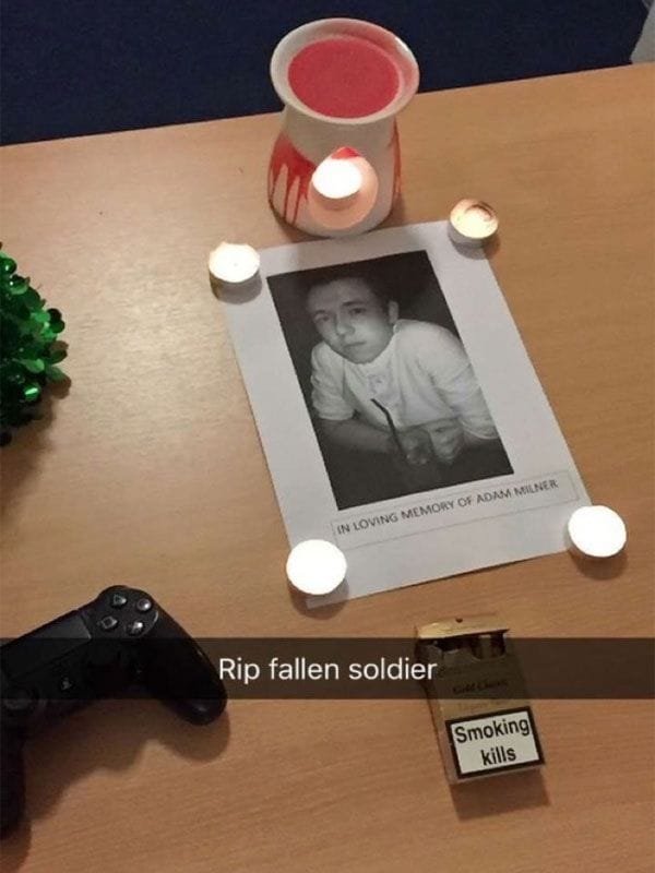 Sus amigos le preparan un funeral cuando consiguió novia