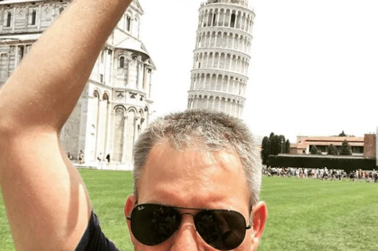 las 10 fotos mas creativas junto a la Torre de Pisa @rubberduck999