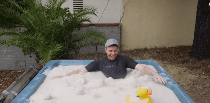 Mark Rober transforma arena en liquido