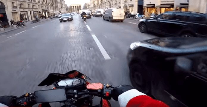 El Papa Noel justiciero persigue por las calles de Paris a una conductora que atropelló un peatón