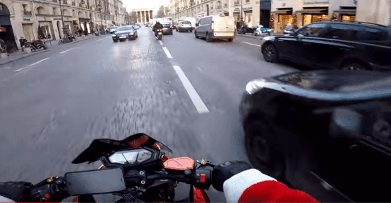 El Papa Noel justiciero persigue por las calles de Paris a una conductora que atropelló un peatón