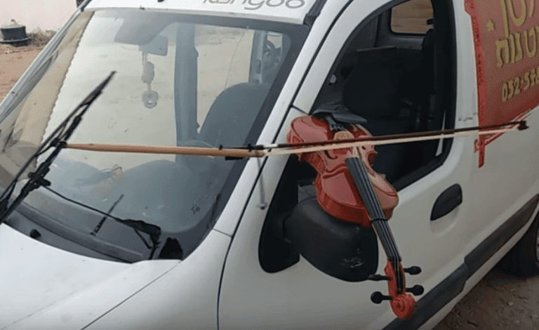 Un coche que toca el violín mejor que tu en toda tu vida