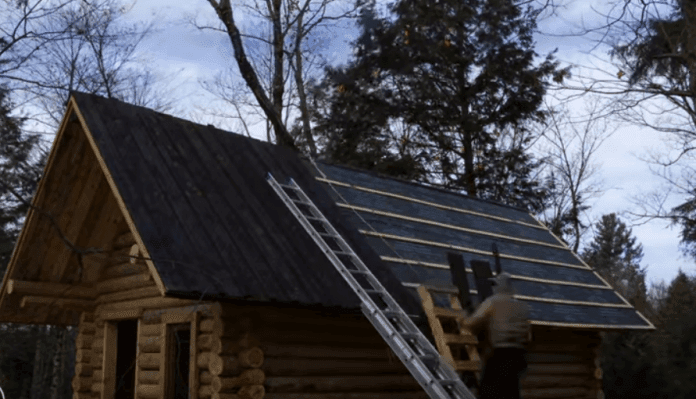 cabaña Shaw James construye una acogedora cabaña de troncos sin herramientas eléctricas