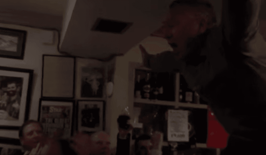 Le cantan la canción Mr. Brightside de The Killers a su amigo fallecido