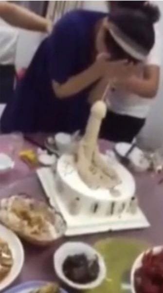 El pastel con forma de pene que eyacula El pastel con forma de pene que eyacula