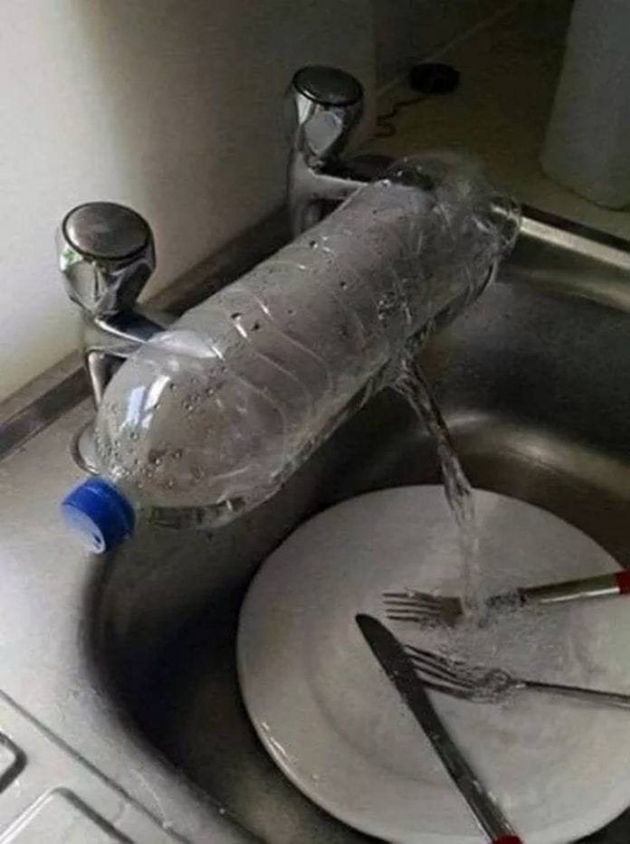 ¿Quién necesita un grifo cuando tienes una botella de plástico?