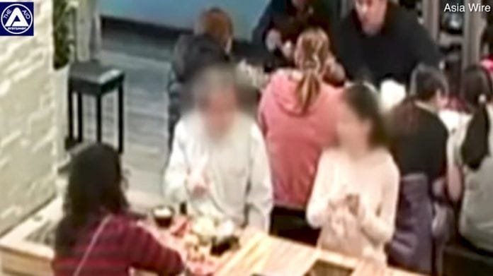 GUARDAR Sufre quemaduras después de que un hombre le lanzará sopa hirviendo