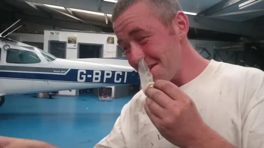 La nueva absurda moda en Internet 'Condom Snorting Challenge'