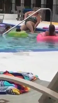 Una mujer "cazada" depilandose las piernas en la piscina de un hotel