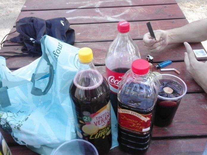 Caza a su hijo de botellón y se queda con ellos