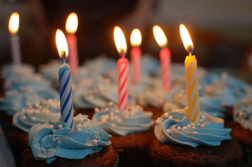 Un hombre que no tiene facebook recibe 10 felicitaciones de cumpleaños de sus amigos