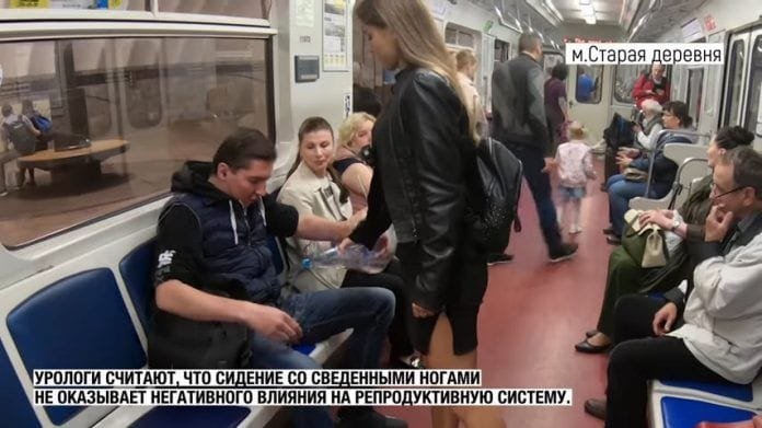 La activista y estudiante rusa Anna Dovgalyuk vertiendo lejía sobre un hombre. YOUTUBE