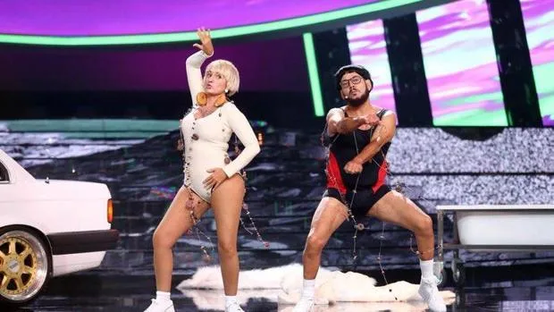 Silvia Abril y José Corbacho cantando 'Cómeme el Donut' en Tu cara me suena 7. Antena 3