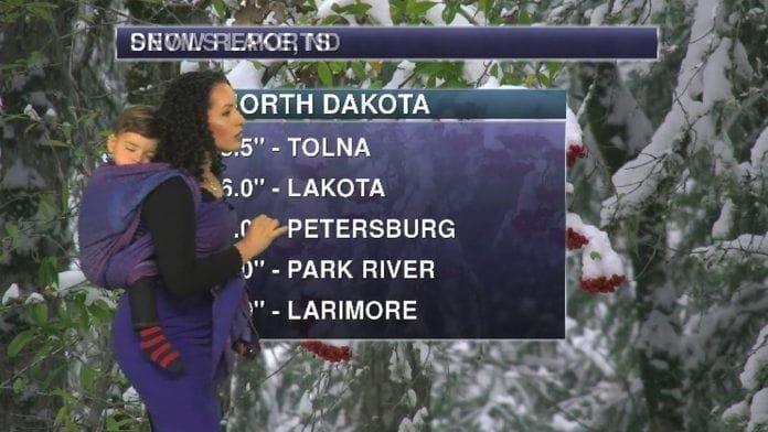 Presentadora con su hijo a la espalda por una buena causa