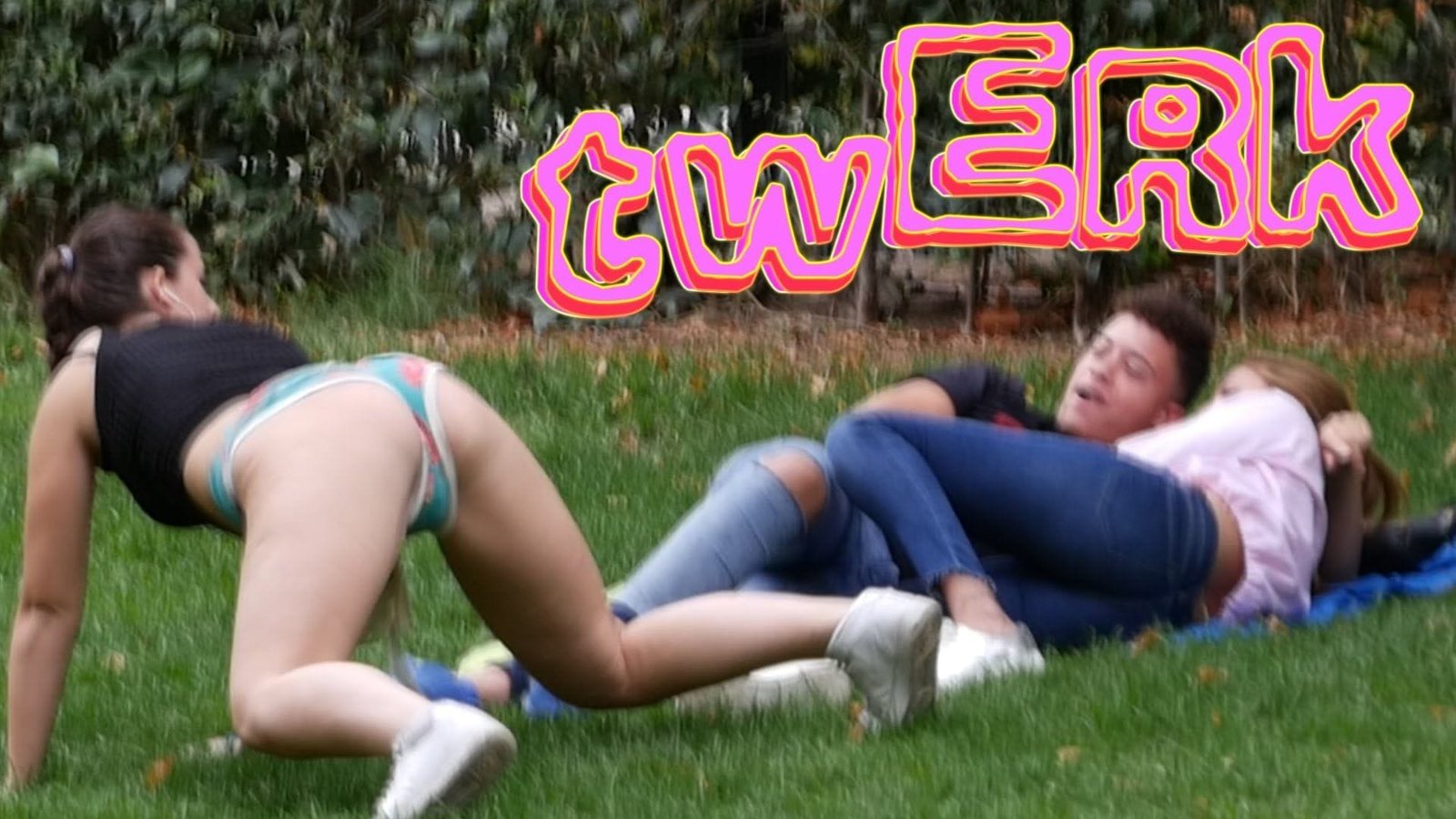 Chica baila twerk delante de desconocidos