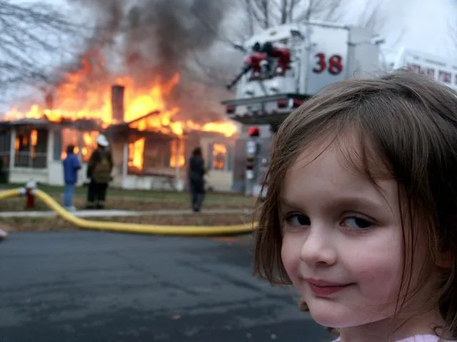 Conoce la historia del meme de la niña con un incendio al frente