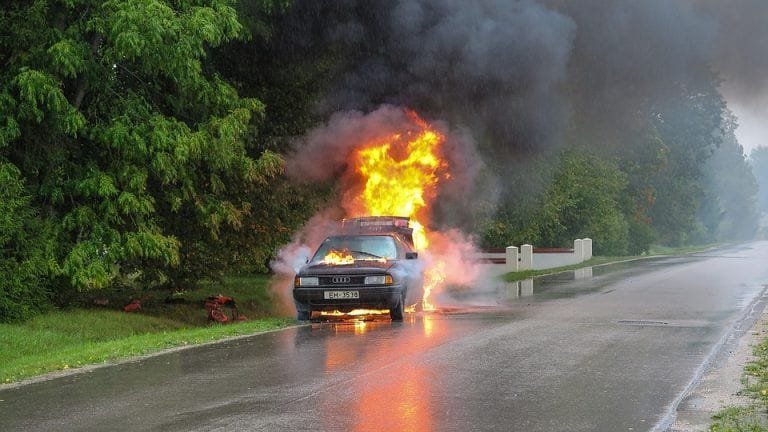 car-accident-2789841_960_720 Qué debes hacer si tu coche empieza a arder