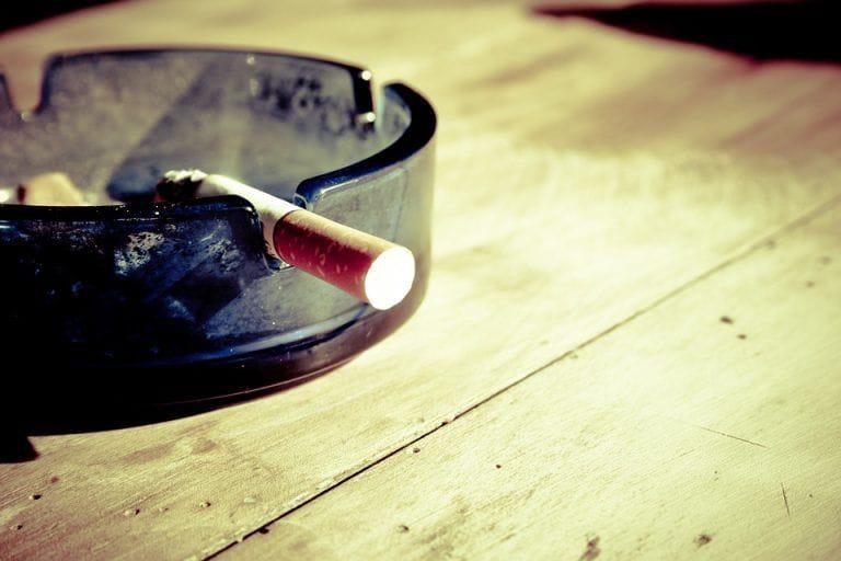 Como eliminar el olor a tabaco de casa