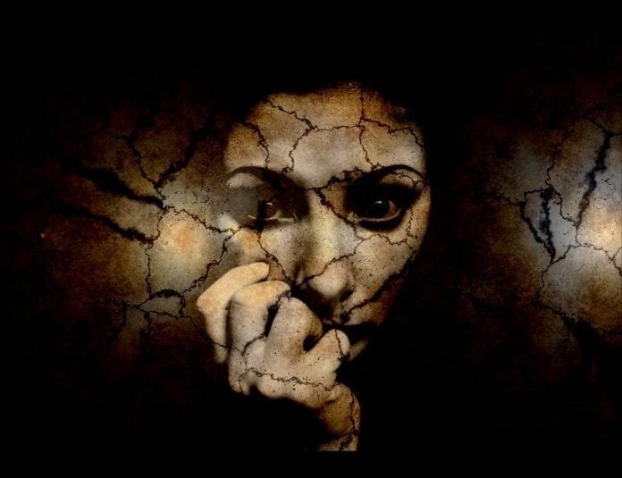 miedo La leyenda de Verónica, oráculo del espejo