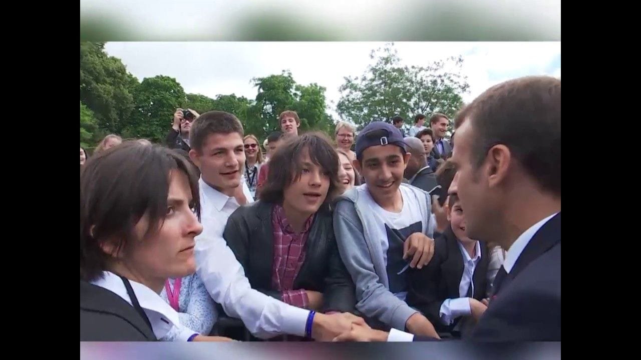 Un adolescente llama "Manu" a Macron y este le reprende