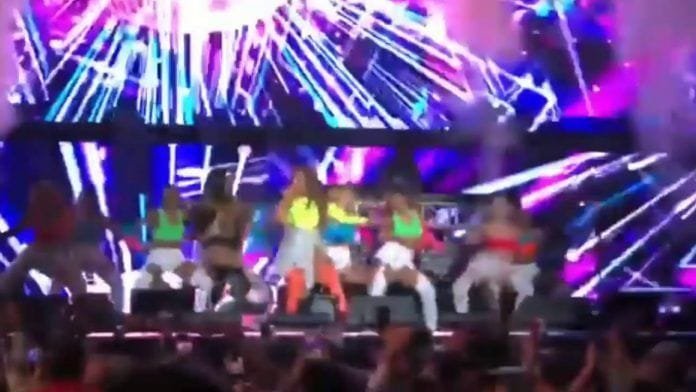 El playback falla en pleno concierto de Thalia