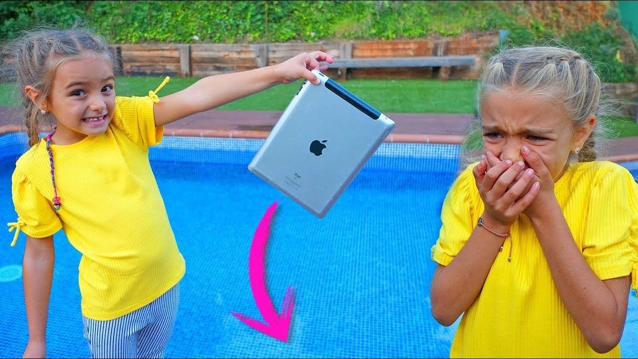 Le tira el Ipad a la piscina