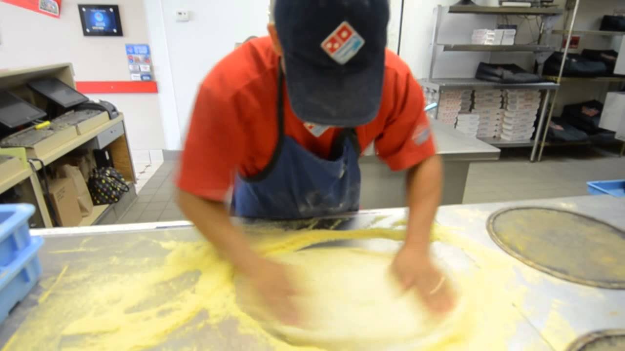 Un hombre es capaz de preparar 3 pizzas en 39 segundos