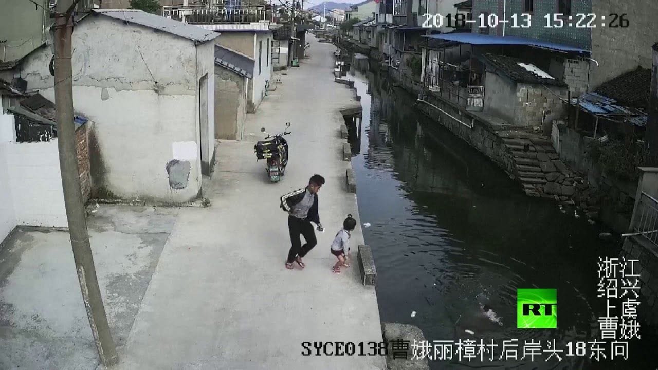 Un hombre se lanza al agua para salvar a una niña