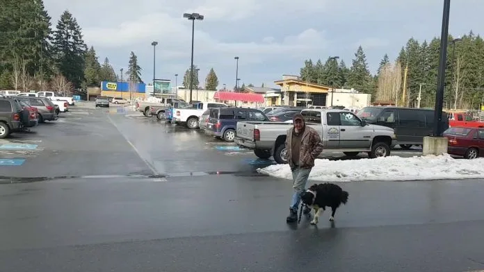 9059 Hali el perrito que paga su propia comida en el supermercado
