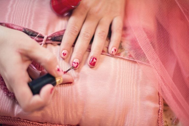 ¿Por qué salen estrías en las uñas?