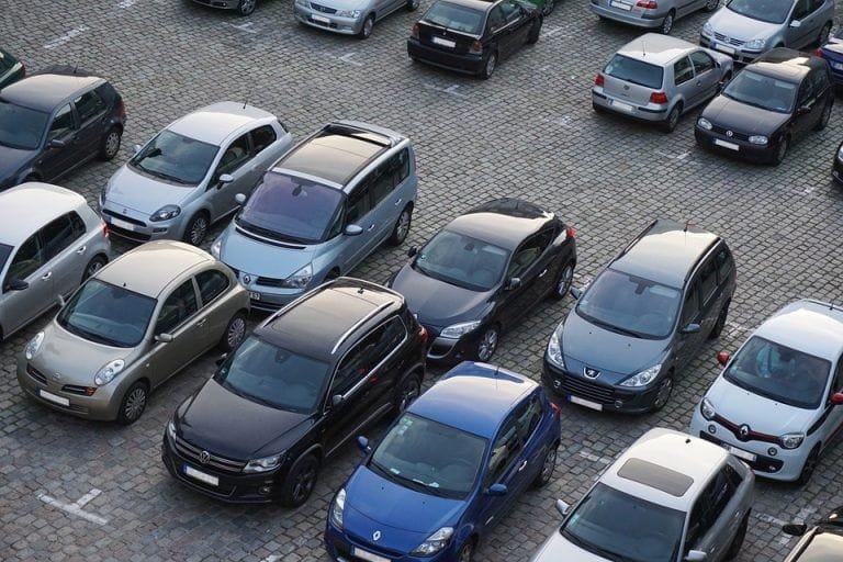 ¿Qué hacer si un coche no me deja salir? Soluciones legales y prácticas paso a paso