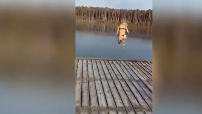 Una chica salta en bomba a un lago congelado