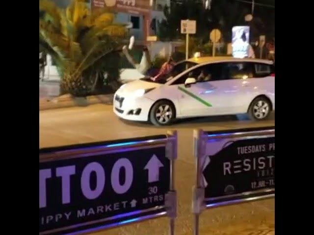 Turista británico al parecer drogado se estampa contra taxi en Ibiza