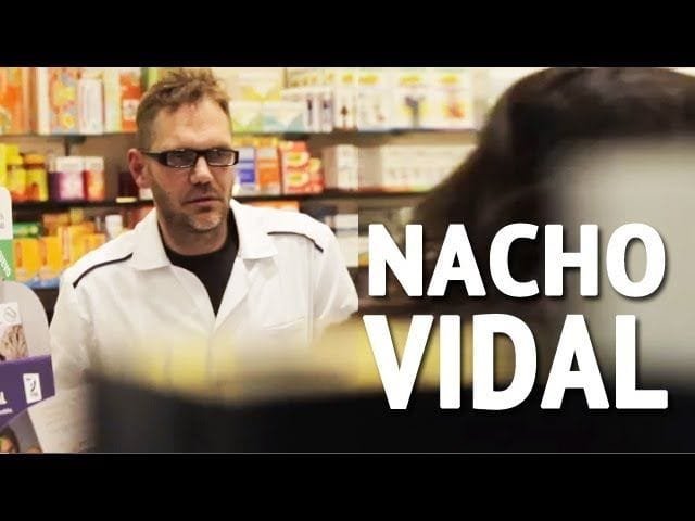 Cuando acudes a una farmacia y te adiende Nacho Vidal