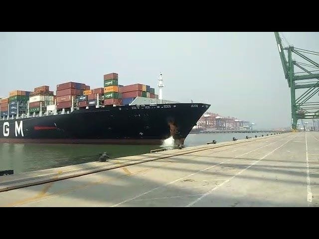 Este barco de mercancías choca MUY LENTAMENTE contra el muelle