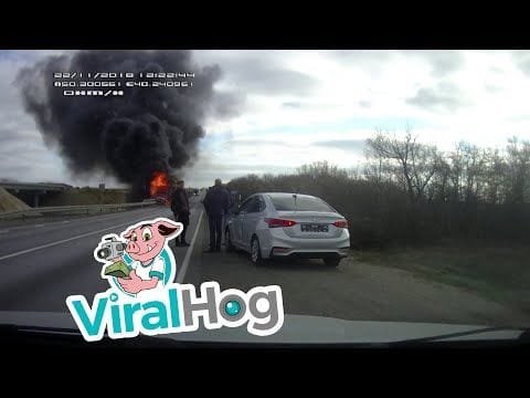 Camión estalla en llamas después de una colisión