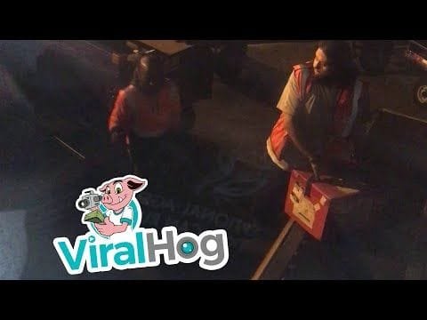 Manipuladores de equipaje del aeropuerto tirar descuidadamente carga