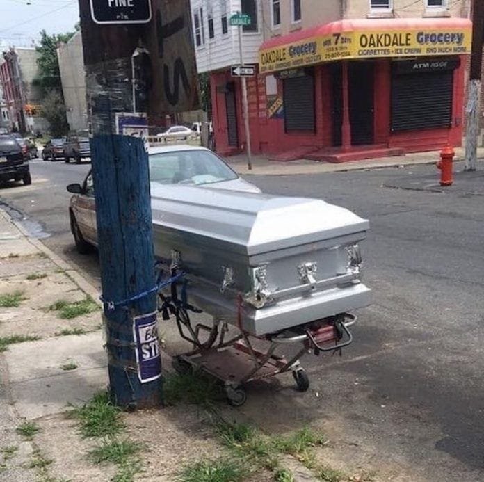 En este barrio tienen que encadenar los muertos para que no los roben