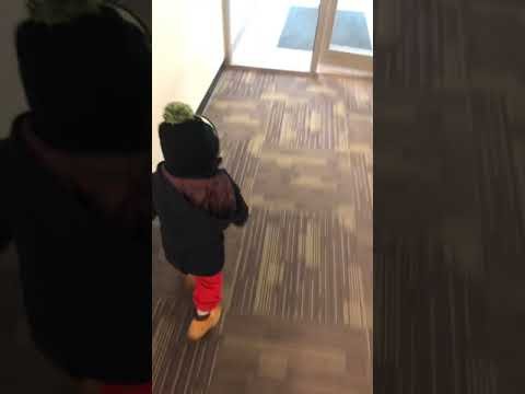 Un niño corre a toda velocidad en la ventana
